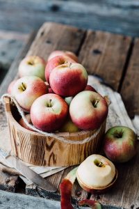 jabłka w drewnianym wiaderku na drewnianej palecie 