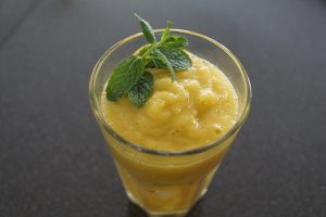 koktajl z mango z mietą